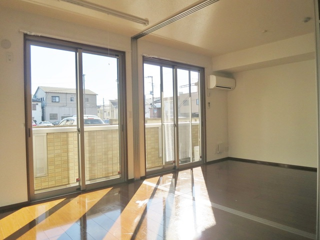 コンフォール瑞江Ⅵの洋室|洋室とダイニングを繋げて、広く使えます♪