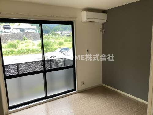 ヴィラ・かしの木Ⅰ，Ⅱの居間・リビング|アクセントカラーのクロスがオシャレです♪