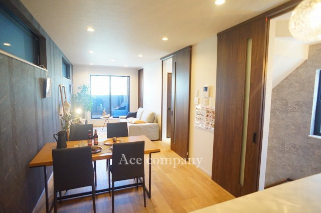 【居間・リビング】 | 東大阪市中小阪1丁目　【1号地/全2区画】 | 【LDK：約16.83帖】上下移動にはリビンぐを通る設計です♪