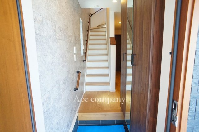 【玄関】 | 東大阪市中小阪1丁目　【1号地/全2区画】 | 玄関電子キーシステム☆外出先からスマホで玄関の施錠/開錠、スマホの画面で訪問者と応答可能です！ミラー付きのシューズボックス完備です♪