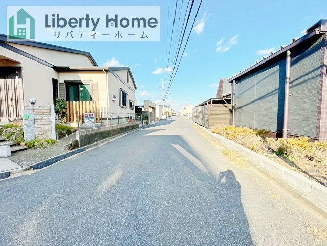 牛久市中央1丁目　中古戸建の前面道路含む現地写真