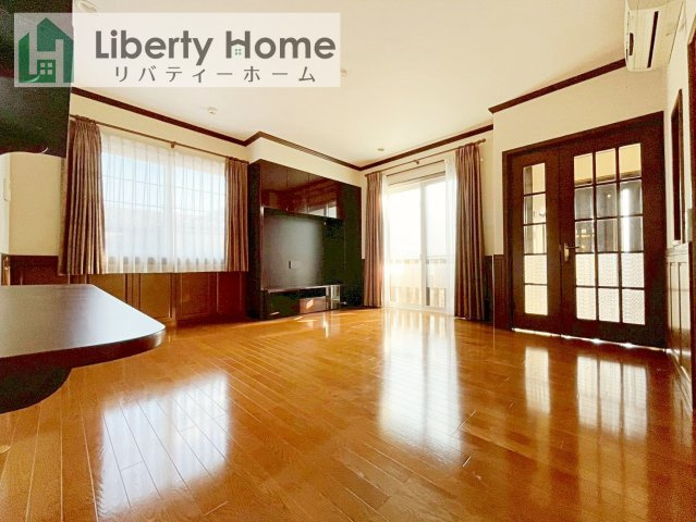 牛久市中央1丁目　中古戸建の居間・リビング