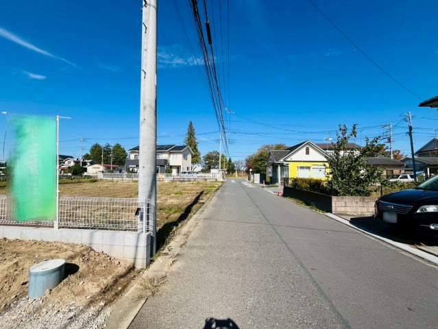 【Livele Garden】　久喜市佐間　全2邸の前面道路含む現地写真|〇前面道路〇
東側約5.5m
閑静な住宅街♪見通しが良いので、車の出し入れも楽々できます（＾＾）
2025年11月撮影