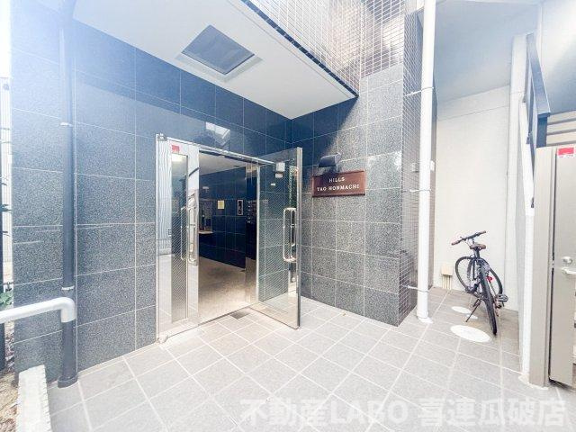 ヒルズ八尾本町のエントランス