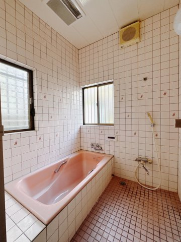 【中古戸建】高崎市倉賀野町の浴室|■浴室｜デザイン性に優れた浴室♪1日の疲れを癒す、ゆったりとしたバスタイムをぜひお過ごしください(*＾＾*)大きな窓付きで嬉しい♪