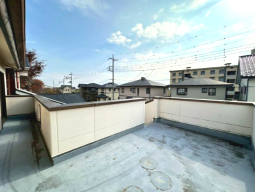 【中古戸建】高崎市倉賀野町のバルコニー|■バルコニー｜ワイドバルコニーは、溜め込んでしまったお洗濯物を一気に干すことができるくらいのスペースがあります。二部屋から出入り可能なのでお布団などもラクラク干せますね♪