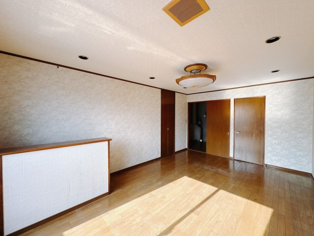 【中古戸建】高崎市倉賀野町の洋室|■2階洋室｜お子様の一人部屋にピッタリな洋室。木のぬくもりを感じるフローリングは、天然木の味わいが時とともに深みを増していきます。また、傷にも強く、フリーワックスでお手入れもラクラクです