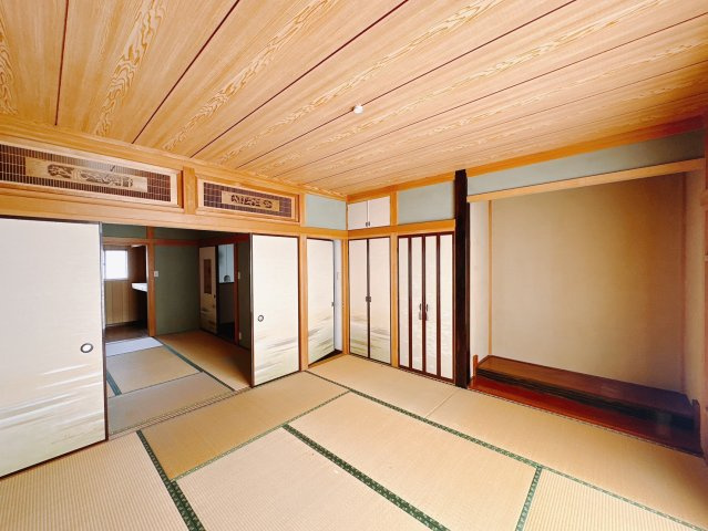 【中古戸建】高崎市倉賀野町の和室|■2階和室｜和室を書斎にしたり、冬にはコタツを敷いて家族みんなで年越しをするのもいいですね。家族みんなのお気に入りの空間になります♪