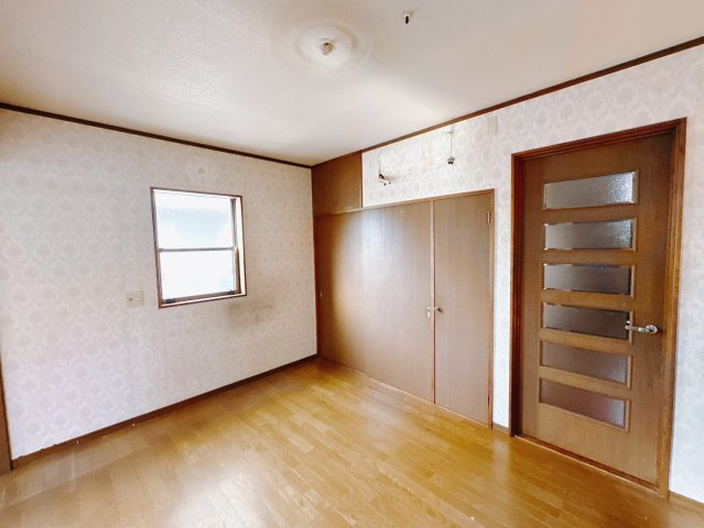 【中古戸建】高崎市倉賀野町の洋室|■2階洋室｜ナチュラルカラーの床です。模様替えなどとても楽しく工夫できます♪陽当たり、風通しもとても良いので毎日快適な生活スタートです！子供部屋にも良いですね♪