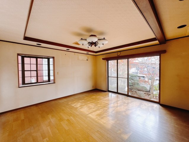 【中古戸建】高崎市倉賀野町の洋室|■1階洋室｜時の流れと共に陽射しは装いを変え空間に新たな彩りを与えます。一日中家に居ても飽きることなく過ごすことができる素敵な空間です♪