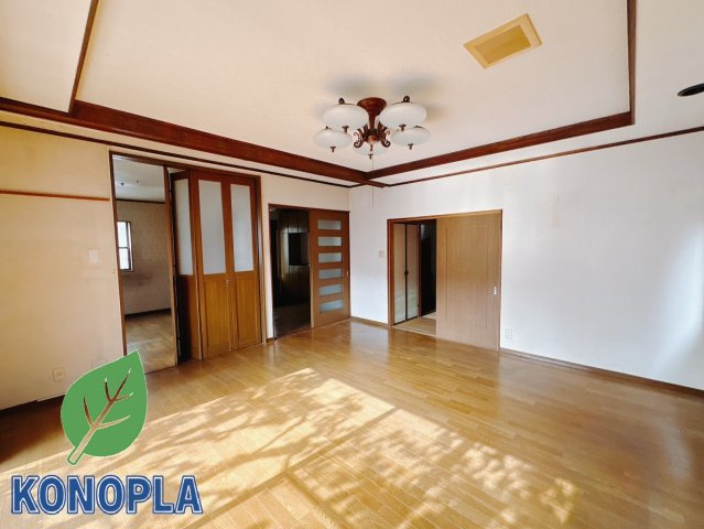 【中古戸建】高崎市倉賀野町の居間・リビング|■1階洋室｜時の流れと共に陽射しは装いを変え空間に新たな彩りを与えます。一日中家に居ても飽きることなく過ごすことができる素敵な空間です♪