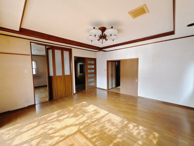 【中古戸建】高崎市倉賀野町の洋室|■1階洋室｜陽当たり良好のリビングダイニング♪賃貸では叶わなかった、お友達とのホームパーティや大音量で映画やテレビを楽しむことができます(*^^*)