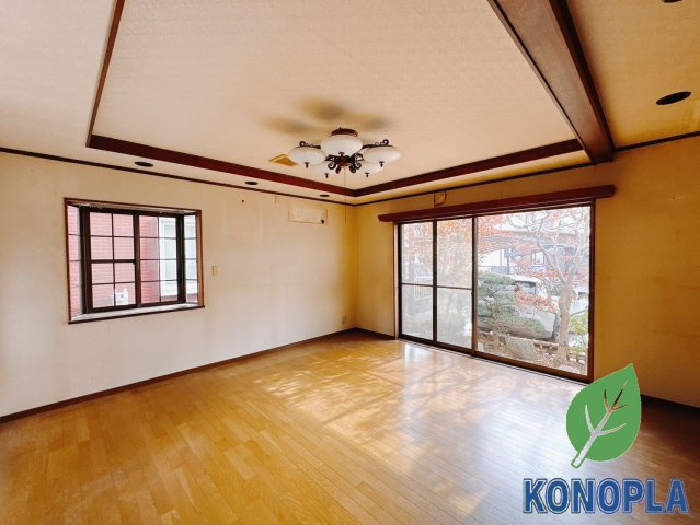 【中古戸建】高崎市倉賀野町の居間・リビング|■1階洋室｜陽当たり良好のリビングダイニング♪賃貸では叶わなかった、お友達とのホームパーティや大音量で映画やテレビを楽しむことができます(*^^*)