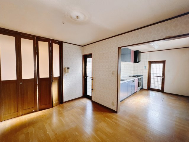 【中古戸建】高崎市倉賀野町の居間・リビング|■リビング｜木製で懐かしさのある家具やアンティーク調の小物に囲まれてレコードを流したり小説を読んだり…そんな心ときめく暮らしをしませんか？