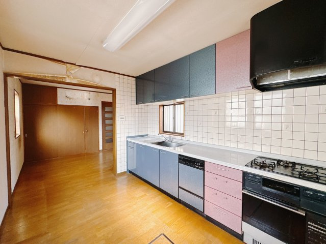 【中古戸建】高崎市倉賀野町のキッチン|■キッチン｜ワークトップの幅が広く、お子様といっしょにお料理をつくったり、ちょっとしたパーティーも楽しめます。フラットなのでお掃除がしやすいのもポイントです♪