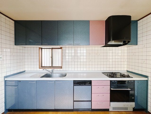 【中古戸建】高崎市倉賀野町のキッチン|■キッチン｜ワークトップ下には、圧力鍋やパスタ鍋などのかさばる調理器具もラクラク収納可能なスライド収納！ものが溢れがちなキッチン回りもスッキリきれいに管理ができます♪