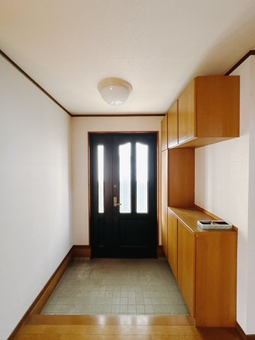 【中古戸建】高崎市倉賀野町の玄関|■玄関｜毎日の「いってらっしゃい」や「お帰りなさい」を大切なご家族と過ごす玄関は〈使いやすさ〉を追求しております。玄関横の物入は急な来客時でもさっとお片付けできるスペースを確保しています。