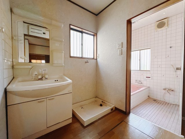 【中古戸建】高崎市倉賀野町の独立洗面台|■洗面室｜大きな鏡で朝の身支度もラクラク♪毎日の忙しい準備が楽しくなる洗面所です(^^♪