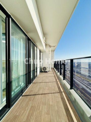 【バルコニー】 | シティタワーズ東京ベイセントラルタワー | 【バルコニー】幅もあって、奥行きもあるゆとりのバルコニー。洗濯物を干したり乾かしたりだけでなく、ただ出てみるだけでも気持ちいいですよ。