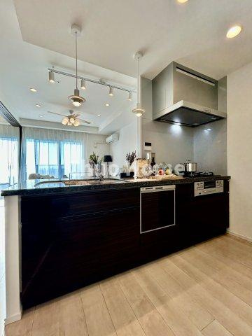 シティタワーズ東京ベイセントラルタワーのキッチン|ワイドで収納豊富なシステムキッチン