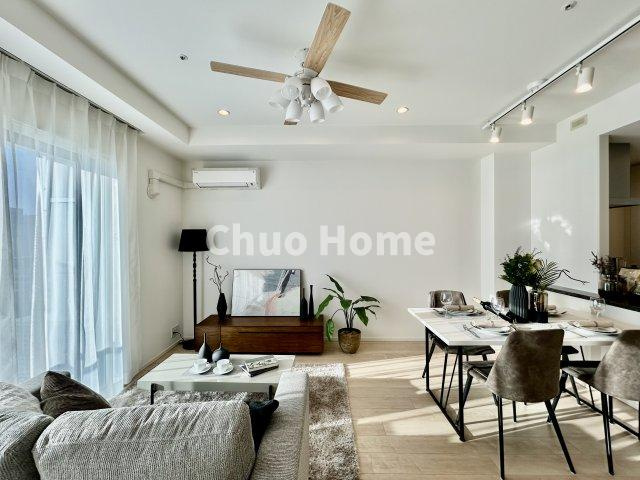 シティタワーズ東京ベイセントラルタワーのキッチン|視界に広がりを生むオープンなキッチン。料理や片付けをしながら、家族との会話を楽しんだり、リビングで遊ぶ子どもを見守れます。ご見学時には家具の配置などもイメージしながらぜひご覧になって見て下さい。