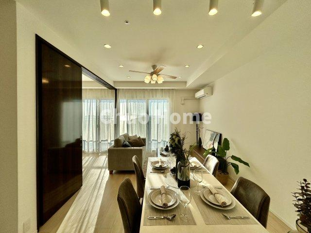 シティタワーズ東京ベイセントラルタワーの居間・リビング|【リビングダイニング】一日の中で多くの時間を過すことになるリビングダイニングだからこそ、いつも穏やかな空間であることが必然。爽やかな通風と採光を存分に感じる事が出来る空間です。