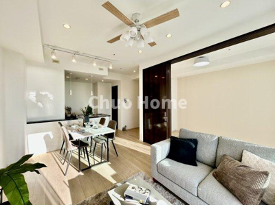 【ダイニング】 | シティタワーズ東京ベイセントラルタワー | 【ダイニング】忙しい朝でも、しっかり家族が揃って食事をして頂けるゆとりある大きさのダイニングスペース。奥様が作る手料理をカウンター越しに受けとって頂き、テーブルで囲む素敵な時間を存分に愉しんで下さい。