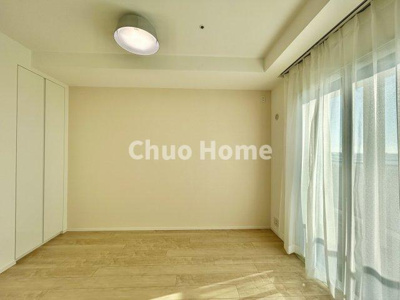 【寝室】 | シティタワーズ東京ベイセントラルタワー | 【寝室】心と体をゆったりと安らげる主寝室。寝室のゆとりが大きい分だけ、暮らしの安らぎは深まります。一日の疲れを癒すだけでなく、ご夫婦の親密な語らいを紡ぎ出します