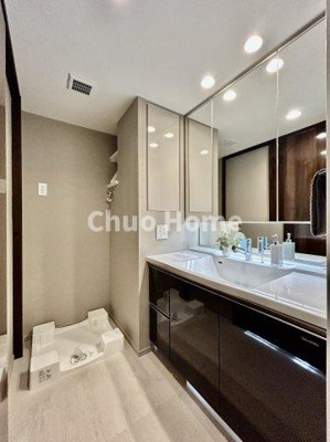 【脱衣所】 | シティタワーズ東京ベイセントラルタワー | 【洗面所】明るい洗面所は朝をすっきりさせてくれる空間です。バタバタしている忙しい朝でも収納が多い洗面台では短い時間で効率良く支度ができます。