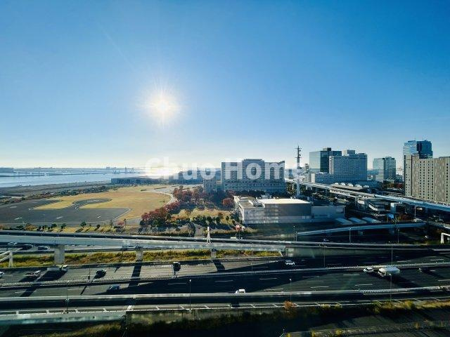 シティタワーズ東京ベイセントラルタワーの展望|手を伸ばせば、ふれることが出来そうな環境が、そのままインテリアになったような印象です。その豊かな眺望にふさわしい空間には、通風・採光にも優れ、心地よい光と風があふれています