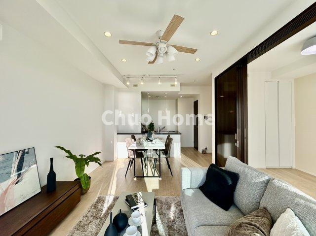 シティタワーズ東京ベイセントラルタワーの居間・リビング|【居間・リビング】「ＬＤＫは家族団らんをデザイン」広いＬＤＫでは家族が集まり一緒の時間を過ごせる工夫がされております。何気ない一日の当たり前のひとコマがいつか一生の宝物になります