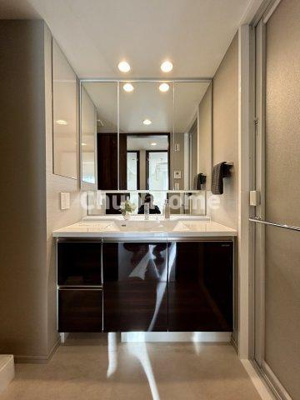 【独立洗面台】 | シティタワーズ東京ベイセントラルタワー | 【洗面化粧台】洗面化粧台には三面鏡を採用。身だしなみを整えやすい事はもちろんですが、鏡の後ろに収納スペースを設ける事により、散らかりやすい洗面スペースをすっきりさせる事が出来るのも嬉しいですね