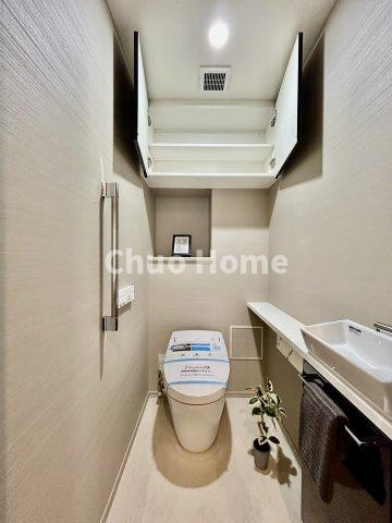 シティタワーズ東京ベイセントラルタワーのトイレ|【トイレ】 収納スペースをしっかりと確保した温水洗浄便座機能付きトイレ。温水洗浄便座は清潔にお使いいただくための大切なアイテムです。