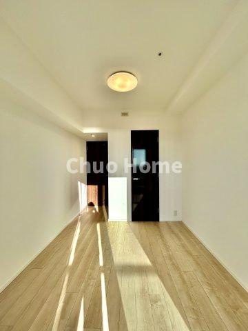 シティタワーズ東京ベイセントラルタワーの洋室|【洋室】快適に過ごす条件は、一人ひとり違います。だからこそ飾り過ぎないシンプルな内装と偏り過ぎないデザインで統一しております。居住していく中でオーナー様だけの【マイホーム】に創り上げて下さい