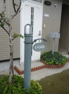 T.フラッツのエントランス