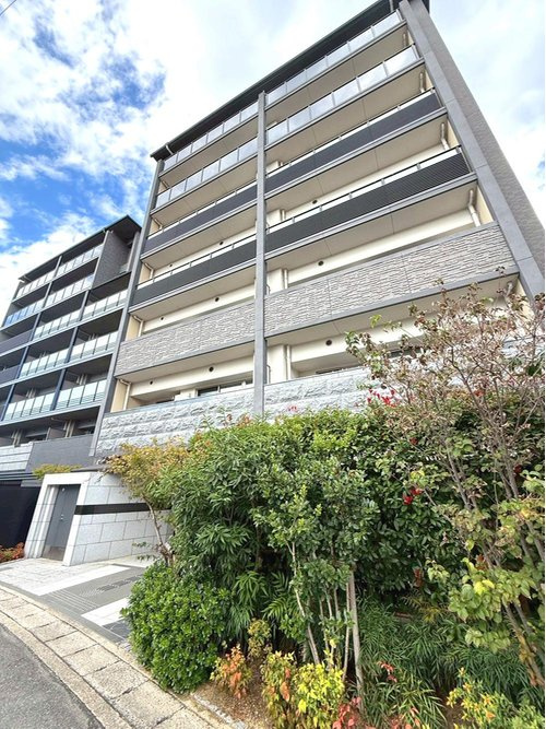 プレサンスロジェ京都桂川の外観|・全居室収納ありで荷物多めの方も安心
・電気自動車EV充電設備あり
・ペット飼育可（規約有）
・JRと阪急の2沿線利用可