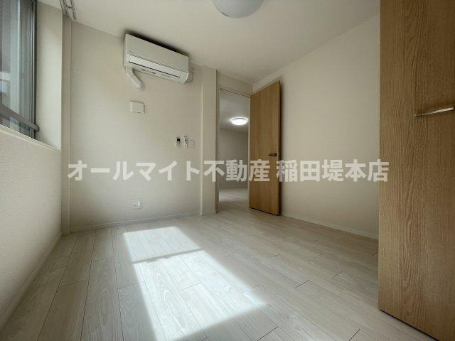 稲城市東長沼の賃貸マンションの洋室