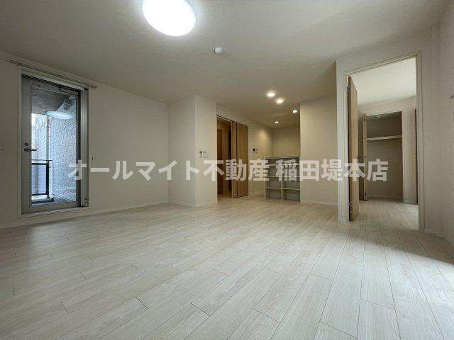 稲城市東長沼の賃貸マンションの居間・リビング