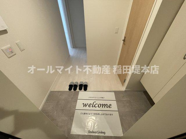 稲城市東長沼の賃貸マンションの玄関