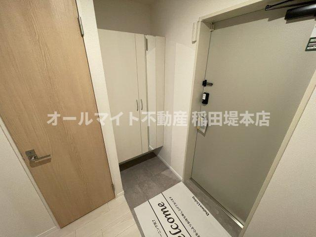 稲城市東長沼の賃貸マンションの玄関