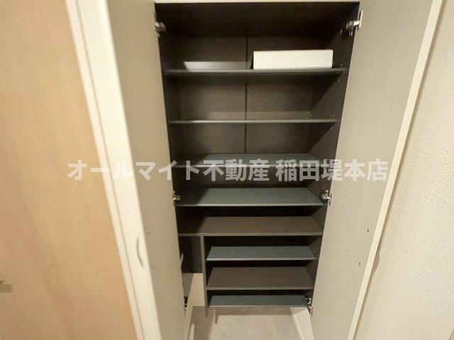 稲城市東長沼の賃貸マンションの収納