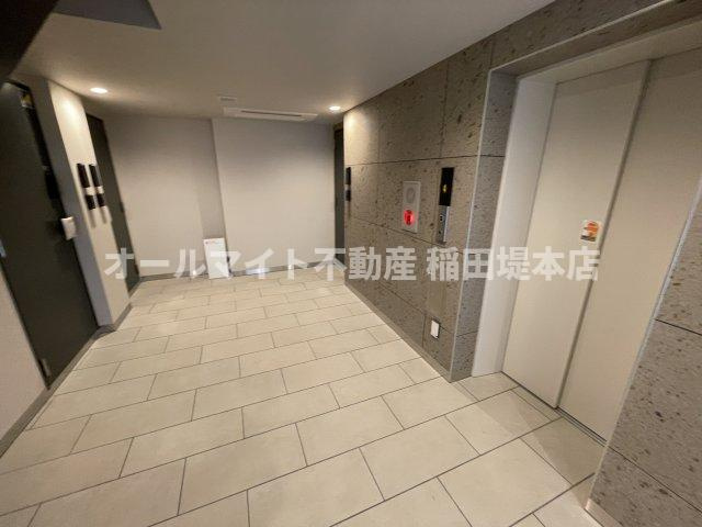 稲城市東長沼の賃貸マンションのロビー