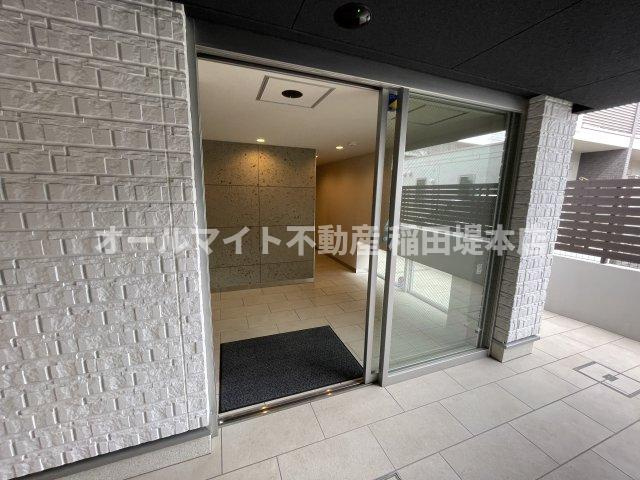 稲城市東長沼の賃貸マンションのエントランス