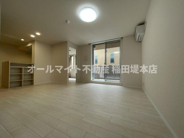 稲城市東長沼の賃貸マンションの居間・リビング