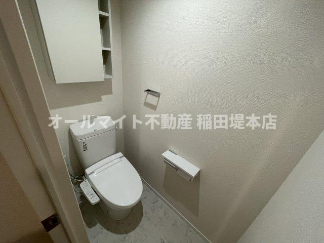 稲城市東長沼の賃貸マンションのトイレ