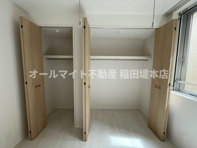 稲城市東長沼の賃貸マンションの収納