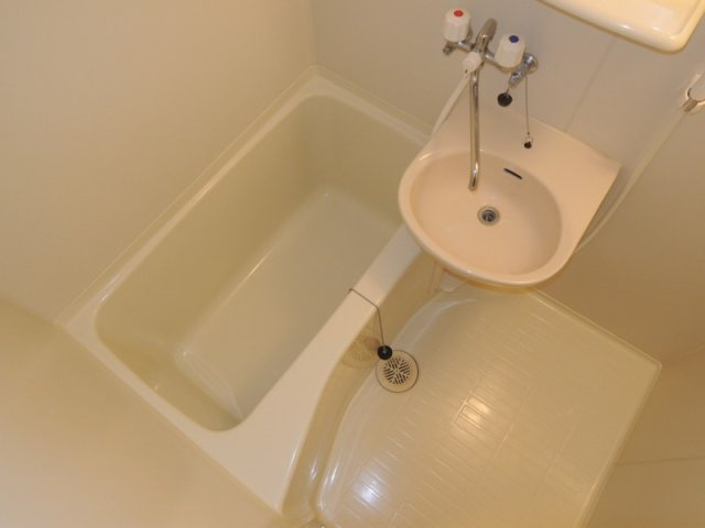 レオパレス藤の浴室