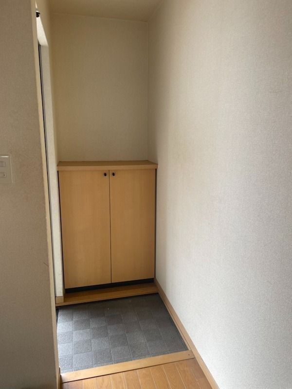 ユートピア今保Aの玄関