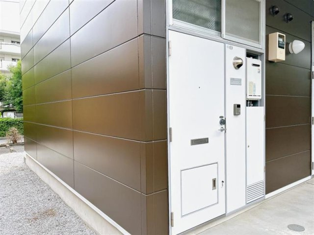 レオパレスサクラパークの玄関