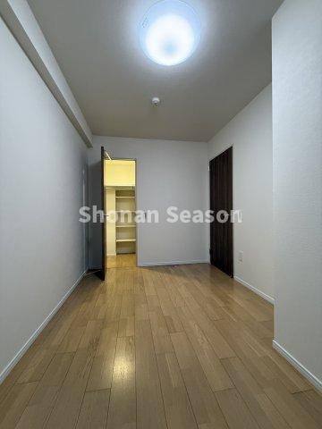 【洋室】 | 木の温もりを感じる全室フローリング！　　　　　　　　　　　　　　
汚れをさっと拭けて、お手入れも簡単です◎
